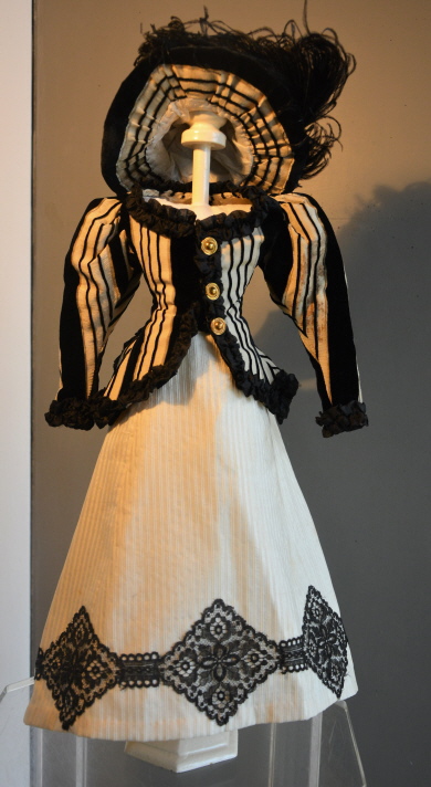 Damenkleid mit Hut Damenkleid mit Hut