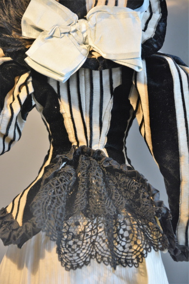 Damenkleid mit Hut Damenkleid mit Hut