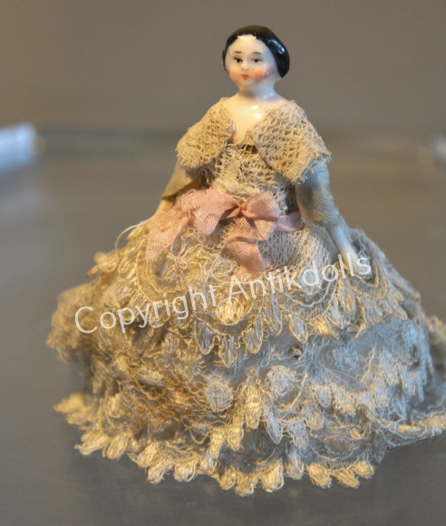 Stubendame mit Ballkleid Stubendame mit Ballkleid