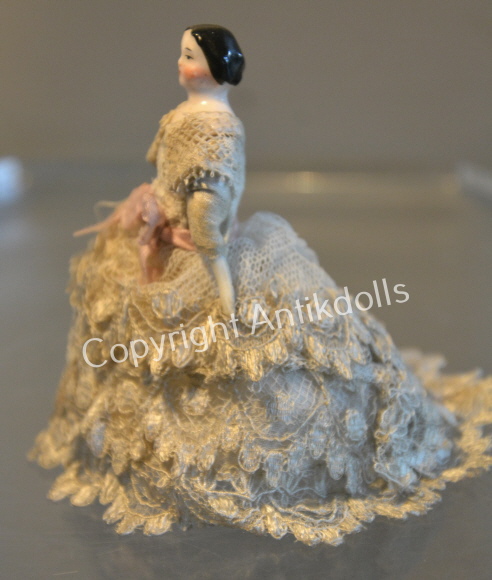 Stubendame mit Ballkleid Stubendame mit Ballkleid