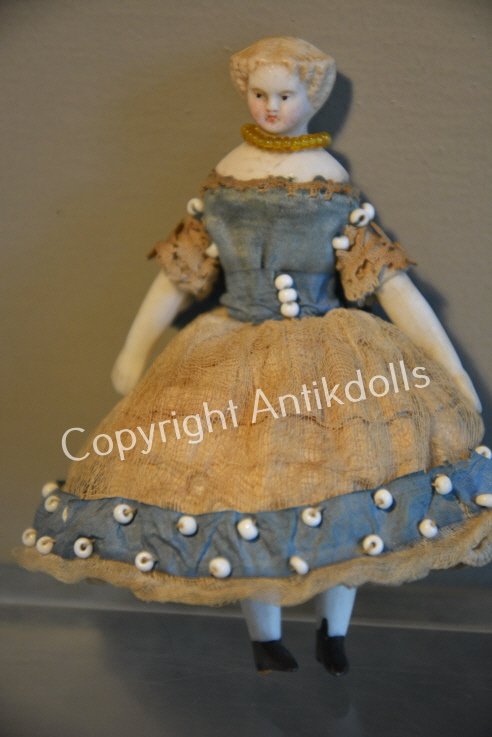 Stubendame mit Perlenkleid Stubendame mit Perlenkleid