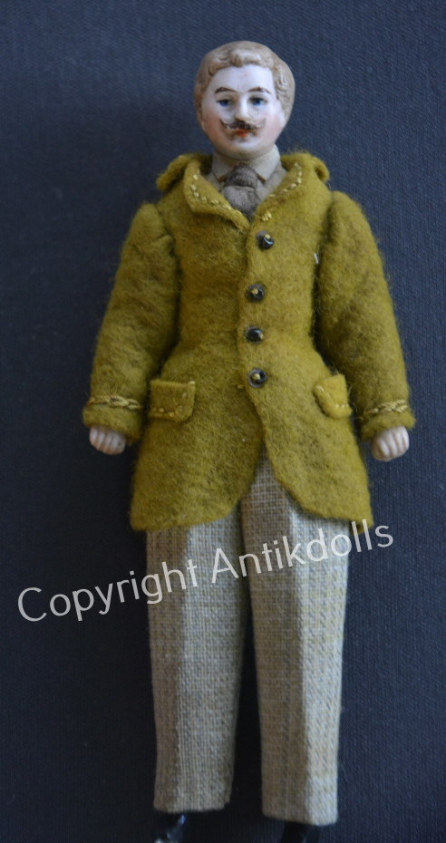 Mann mit Schnurbart grüne Jacke Mann mit Schnurbart grüne Jacke